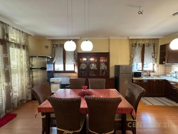 Tirane, jepet me qera apartament 3+1+Ballkon Kati 4, 180 m² 1.500 € (Rruga Hoxha Tahsim)