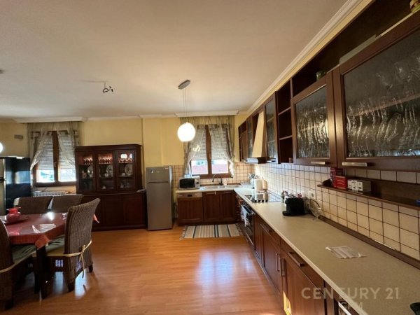Tirane, jepet me qera apartament 3+1+Ballkon Kati 4, 180 m² 1.500 € (Rruga Hoxha Tahsim)