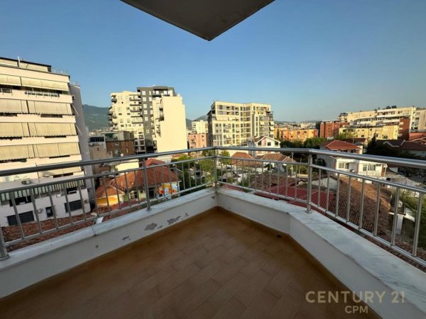 Tirane, jepet me qera apartament 3+1+Ballkon Kati 4, 180 m² 1.500 € (Rruga Hoxha Tahsim)