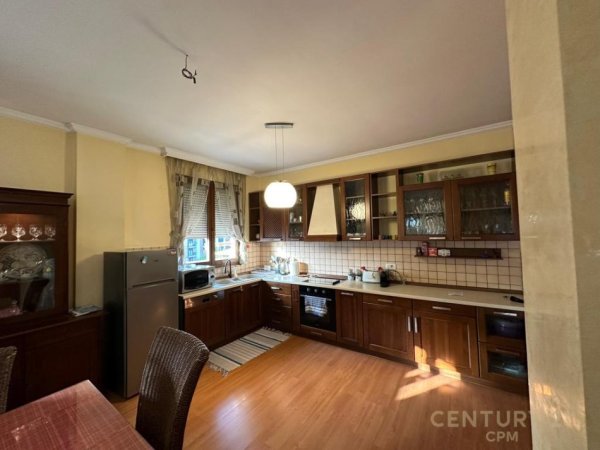 Tirane, jepet me qera apartament 3+1+Ballkon Kati 4, 180 m² 1.500 € (Rruga Hoxha Tahsim)