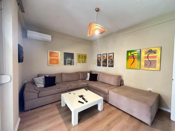 Tirane, jepet me qera apartament 1+1 Kati 3, 90 m² 700 € (prane shkolles Vasil Shanto)