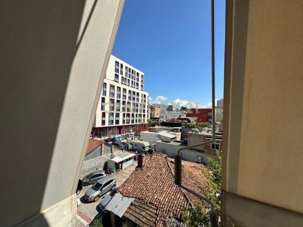 Tirane, jepet me qera apartament 1+1 Kati 3, 90 m² 700 € (prane shkolles Vasil Shanto)