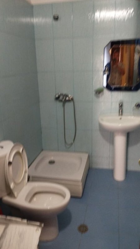 Tirane, jepet me qera apartament 2+1+Ballkon Kati 5, 97 m² 500 € (KTHESA E KAMZES, PERBALLE SPITALIT HYGEA)