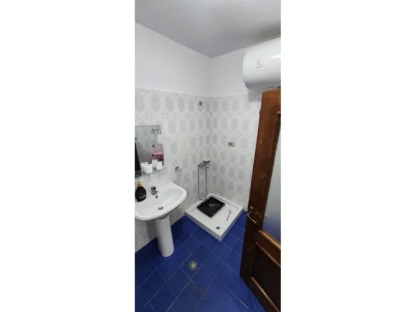 Tirane, jepet me qera apartament 3+1 Kati 2, 153 m² 900 € (Ambasada Amerikane)