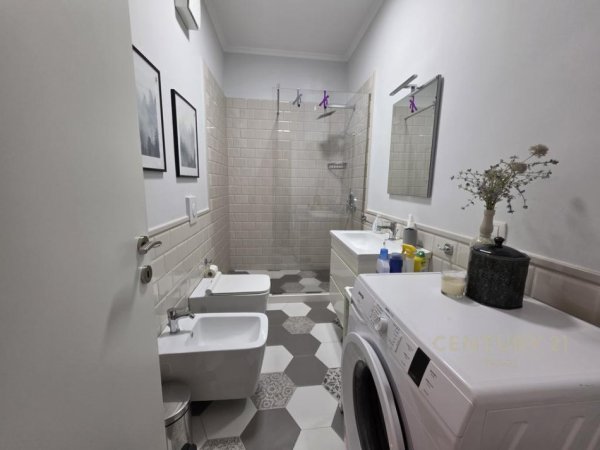 Tirane, jepet me qera apartament 2+1 Kati 3, 85 m² 800 € (prane Pazarit te Ri)