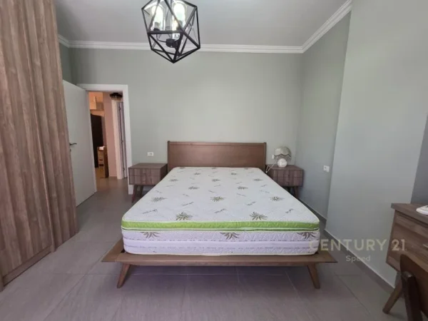 Tirane, jepet me qera apartament 2+1 Kati 3, 85 m² 800 € (prane Pazarit te Ri)
