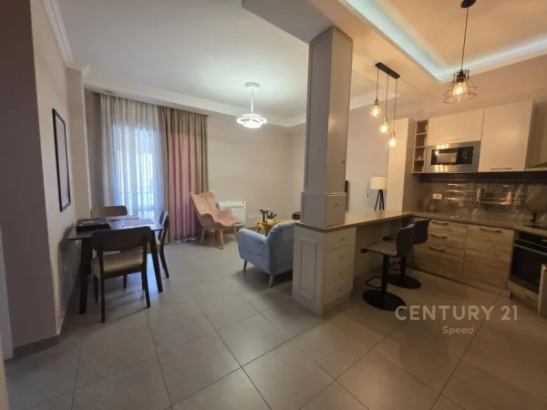 Tirane, jepet me qera apartament 2+1 Kati 3, 85 m² 800 € (prane Pazarit te Ri)