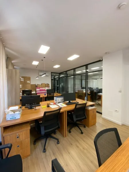 Tirane, jepet me qera zyre , 275 m² 4.600 €