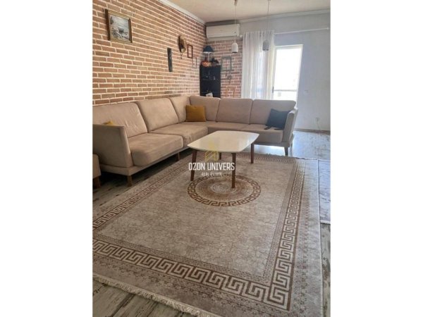 Tirane, jepet me qera apartament 2+1 Kati 8, 100 m² 650 € (komuna parisit)
