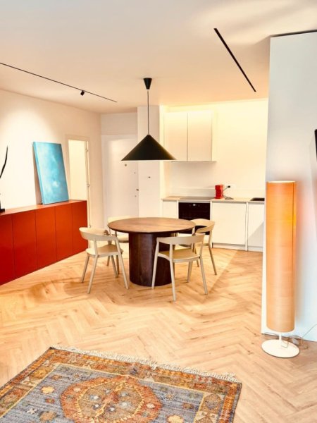 Tirane, jepet me qera apartament 2+1+Ballkon , 800 € (Shkolla e Kuqe)