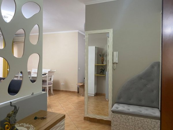 Tirane, jepet me qera apartament 2+1 , 700 € 
