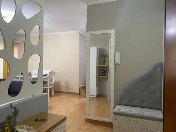 Tirane, jepet me qera apartament 2+1 , 700 € 