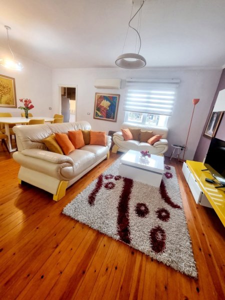 Tirane, jepet me qera apartament 2+1+Ballkon , 700 € (Rruga e Kosovareve)