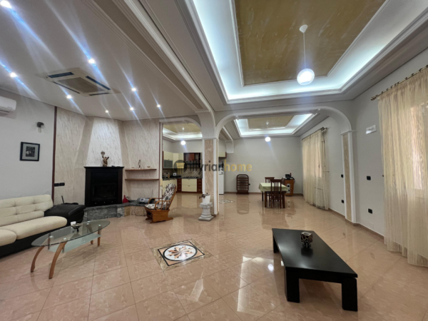 Vlore, shitet Vile 3-katëshe , 291 m² 650.000 € (pranë Lungomare)