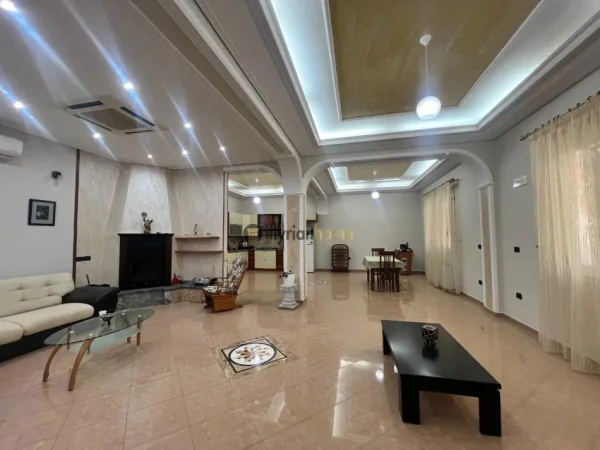 Vlore, shitet Vile 3-katëshe , 291 m² 650.000 € (pranë Lungomare)