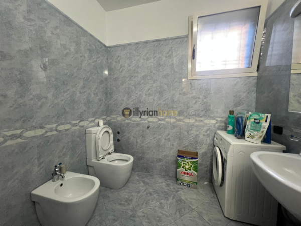 Vlore, shitet Vile 3-katëshe , 291 m² 650.000 € (pranë Lungomare)