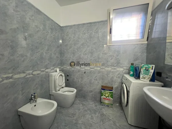 Vlore, shitet Vile 3-katëshe , 291 m² 650.000 € (pranë Lungomare)