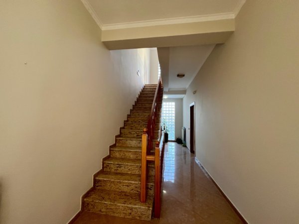 Vlore, shitet Vile 3-katëshe , 291 m² 650.000 € (pranë Lungomare)