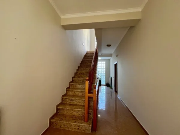 Vlore, shitet Vile 3-katëshe , 291 m² 650.000 € (pranë Lungomare)