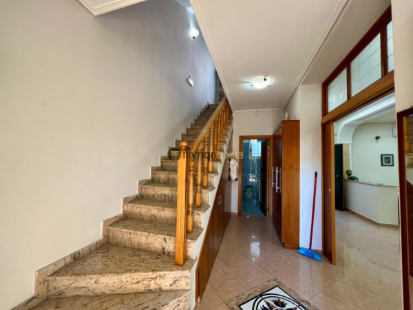 Vlore, shitet Vile 3-katëshe , 291 m² 650.000 € (pranë Lungomare)