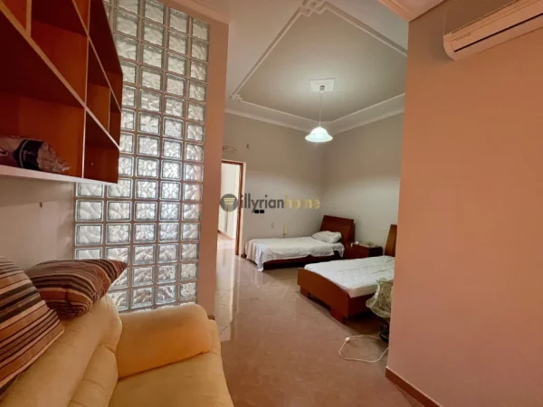 Vlore, shitet Vile 3-katëshe , 291 m² 650.000 € (pranë Lungomare)