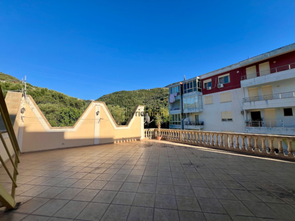 Vlore, shitet Vile 3-katëshe , 291 m² 650.000 € (pranë Lungomare)