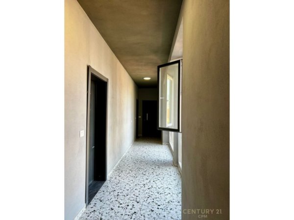 Tirane, jepet me qera apartament 2+1 Kati 3, 96 m² 800 € (në zonën e Shkollës së Kuqe)