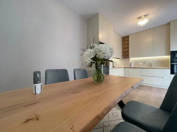 Tirane, jepet me qera apartament 3+1 Kati 3, 143 m² 1.500 € (Liqeni Thate)