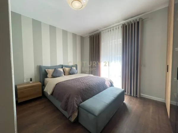 Tirane, jepet me qera apartament 3+1 Kati 3, 143 m² 1.500 € (Liqeni Thate)