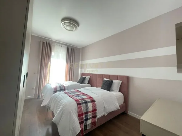Tirane, jepet me qera apartament 3+1 Kati 3, 143 m² 1.500 € (Liqeni Thate)
