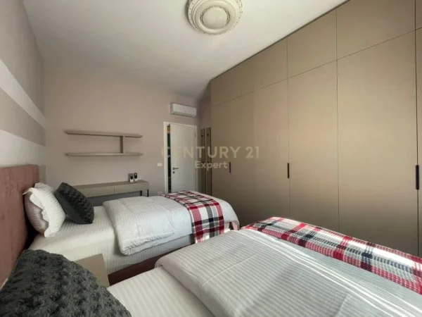 Tirane, jepet me qera apartament 3+1 Kati 3, 143 m² 1.500 € (Liqeni Thate)