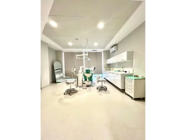 Tirane, jepet me qera zyre Kati 1, 300 m² 3.700 € (Vasil Shanto)