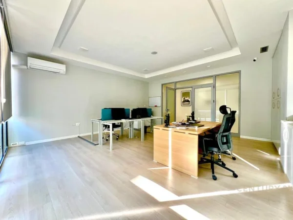 Tirane, jepet me qera zyre Kati 1, 300 m² 3.700 € (Vasil Shanto)