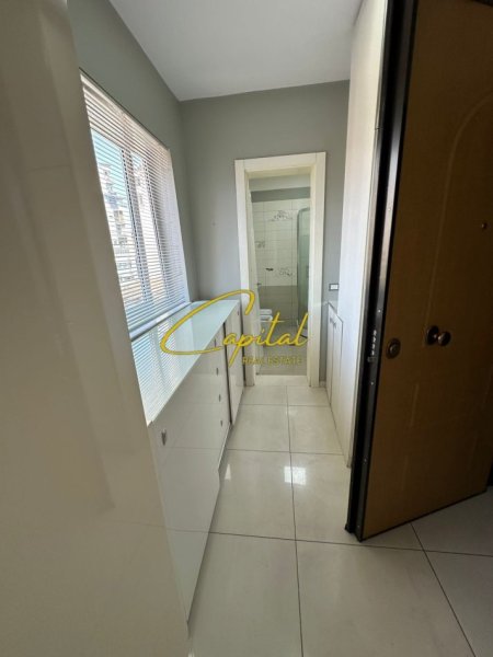 Tirane, jepet me qera apartament 3+1 Kati 4, 90 m² 750 € (PAZARI I RI)