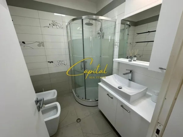 Tirane, jepet me qera apartament 3+1 Kati 4, 90 m² 750 € (PAZARI I RI)