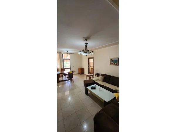 Tirane, jepet me qera apartament 3+1+Aneks+Ballkon Kati 2, 153 m² 900 € (Shkolla Osman Myderizi Tirana Albania)