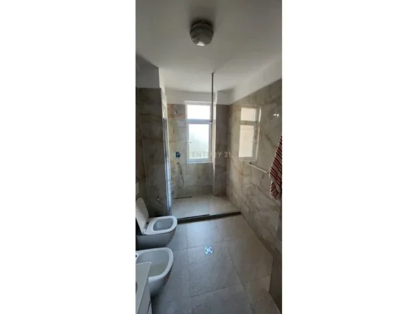 Tirane, jepet me qera apartament 3+1+Aneks+Ballkon Kati 2, 153 m² 900 € (Shkolla Osman Myderizi Tirana Albania)