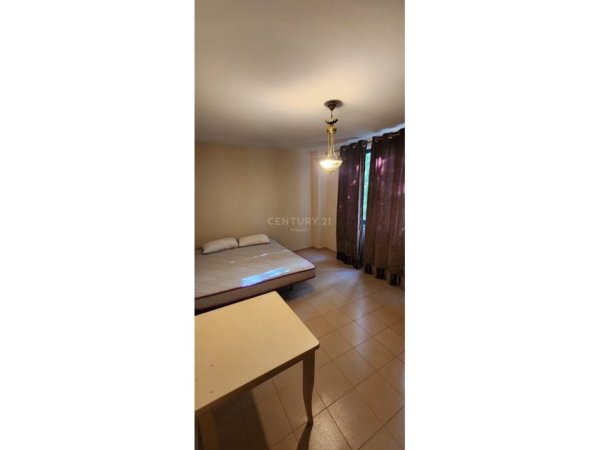 Tirane, jepet me qera apartament 3+1+Aneks+Ballkon Kati 2, 153 m² 900 € (Shkolla Osman Myderizi Tirana Albania)