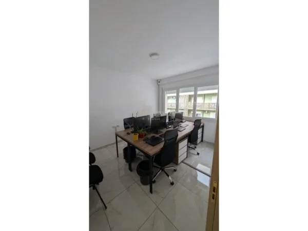 Tirane, jepet me qera zyre Kati 5, 60 m² 600 € (ZOGU I ZI)