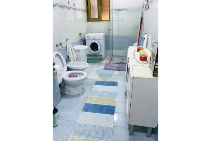 Tirane, jepet me qera apartament 2+1+Aneks+Ballkon Kati 2, 80 m² 700 € (9 kateshet)