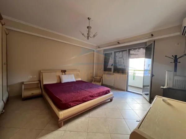 Tirane, jepet me qera apartament 3+1 Kati 4, 166 m² 1.200 €