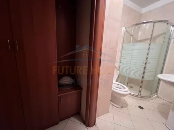 Tirane, jepet me qera apartament 3+1 Kati 4, 166 m² 1.200 €