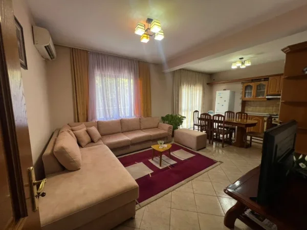 Tirane, jap me qera apartament 2+1+Ballkon Kati 1, 120 m² 700 € (Rruga Dora Distria)