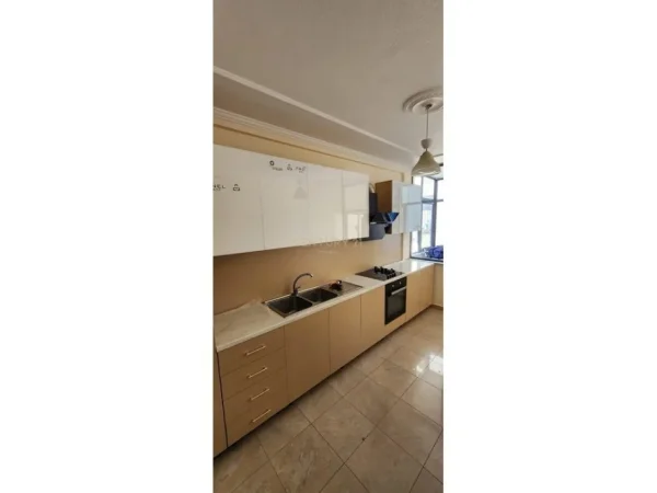 Tirane, jepet me qera apartament 3+1 Kati 2, 153 m² 900 € (pranë Ambasades Amerikane tek shkolla Osman Myderizi)