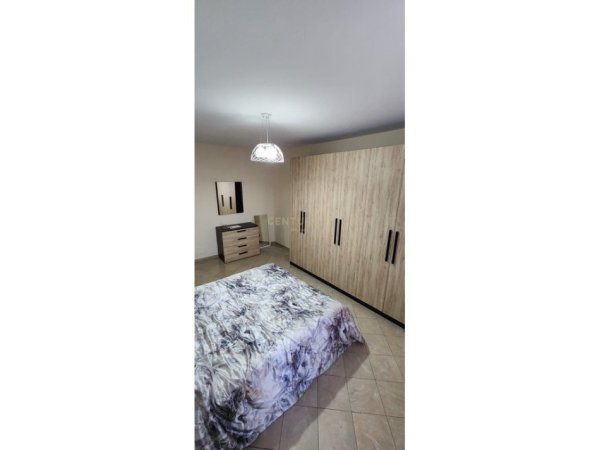 Tirane, jepet me qera apartament 3+1 Kati 2, 153 m² 900 € (pranë Ambasades Amerikane tek shkolla Osman Myderizi)