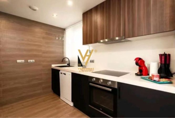 Tirane, jepet me qera apartament 2+1+Ballkon Kati 8, 110 m² 1.100 € (LIQENI ARTIFICIAL)