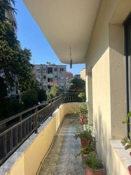 Tirane, jepet me qera apartament 2+1+Ballkon Kati 5, 120 m² 700 € (Blloku)