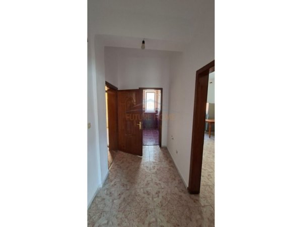 Tirane, jepet me qera apartament 1+1+Ballkon Kati 2, 95 m² 500 € (Rruga e Durresit)