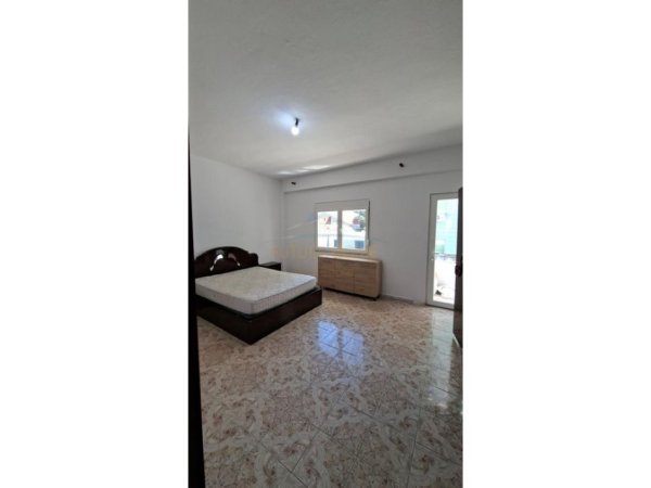 Tirane, jepet me qera apartament 1+1+Ballkon Kati 2, 95 m² 500 € (Rruga e Durresit)