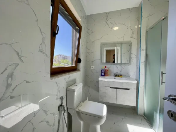 Tirane, jepet me qera apartament 1+1 Kati 1, 50 m² 500 € (Prane Credins Bank tek Ali Demi.)